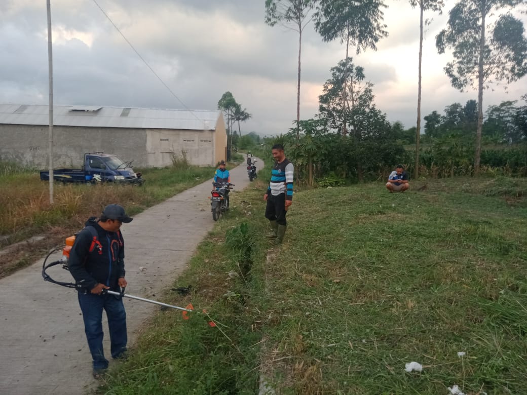 Pengerjaan Pembersihan Ilalang